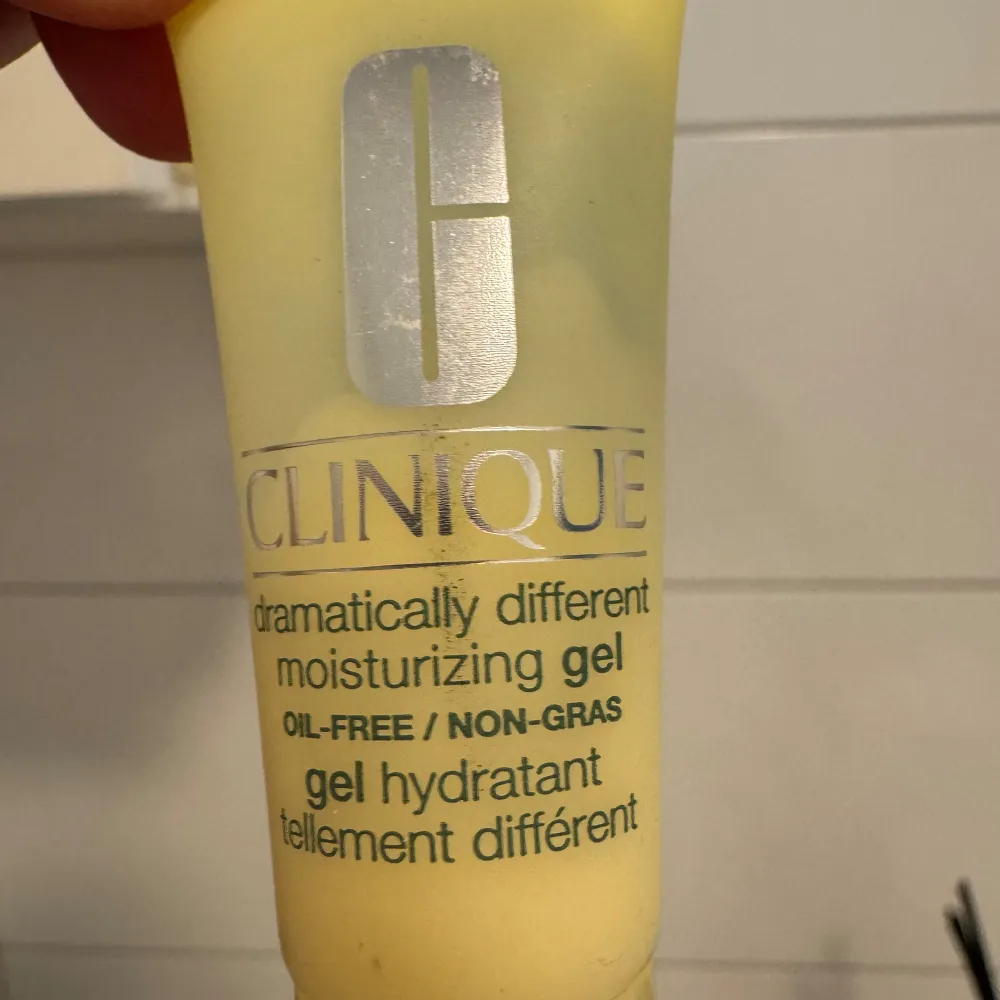 Säljer en oljefri fuktgivande gel från Clinique. Denna Dramatically Different Moisturizing Gel är perfekt för att hålla huden återfuktad utan att kännas fet. Kommer i en praktisk gul tub.. Skönhet.