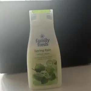 Säljer en fräsch och uppfriskande duschkräm från Family Fresh med doften Spring Rain. Den kommer i en praktisk 500 ml flaska med en grön flip-top kork. Duschkrämen innehåller björkextrakt som ger en naturlig och ren känsla. Perfekt för daglig användning och lämnar huden mjuk och återfuktad. Köp direkt eller ge prisförslag 💛 Ca 400ml kvar