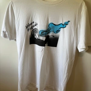 nobara kugisaki oversized t-shirt  - super bekväm oversized T-shirt med Nobara. Storlek S. Har haft på mig den ungefär 2-3 gånger, den har inga defekter. Kommer strykas innan den ska sickas.