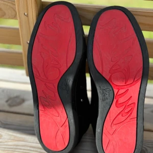 Christian loubitin skor - Säljer nu mina loubs då jag e sugen på något nytt. Har valt modellen utan nitar då man inte behöver vara orolig för att tappa några nitar. Skon har storlek 43 men passar även folk med 44. Hör av dig vid fler frågor. Tar även emot byten mot vad som.