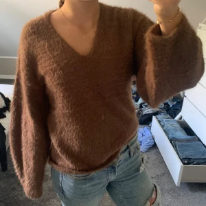 Brun stickad tröja - Så gosig stickad tröja från Gina. Passar perfekt inför hösten!🍂 använd fåtal gånger och är som ny, strl xs och nypris är 500kr💕 det går att fråga efter fler bilder vid behov!!
