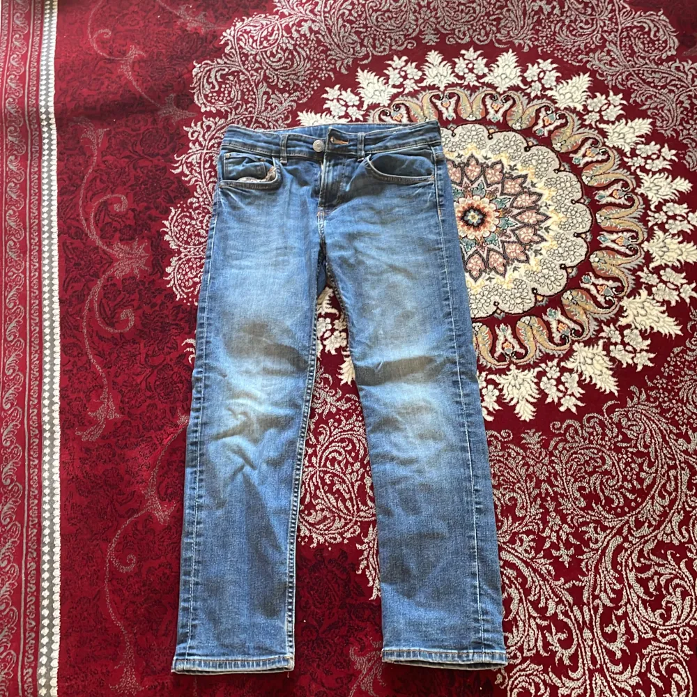 Säljer ett par snygga blå slim fit jeans i storlek 14. De är i denim och har en klassisk femficksdesign. Perfekta för vardagsbruk och kan matchas med nästan vad som helst. De är i bra skick och redo för en ny ägare!. Jeans & Byxor.