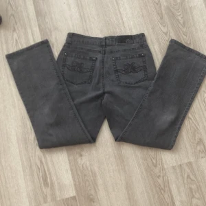 Gråa y2k jeans - Det här är ett par jeans som kan vara både baggy och tajta beroende på storlek. Supercoola fickor och dom är mid-low rise. 🎀