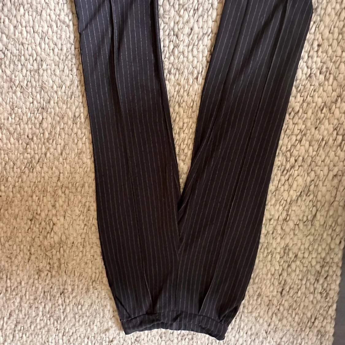 Svarta randiga kostymbyxor i storlek M