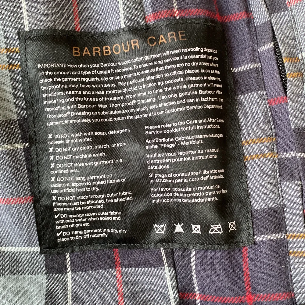 Säljer en snygg svart jacka från Barbour. Jackan har en klassisk design med flera fickor och en dragkedja framtill. Den har också ett bälte i midjan för en bättre passform. Insidan är fodrad med ett stilrent rutigt mönster. Perfekt för höst och vår!. Jackor.