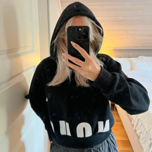 Svart hoddie - En lite kortare svart hoddie som är Såå bekväm och älskar denna luva. 