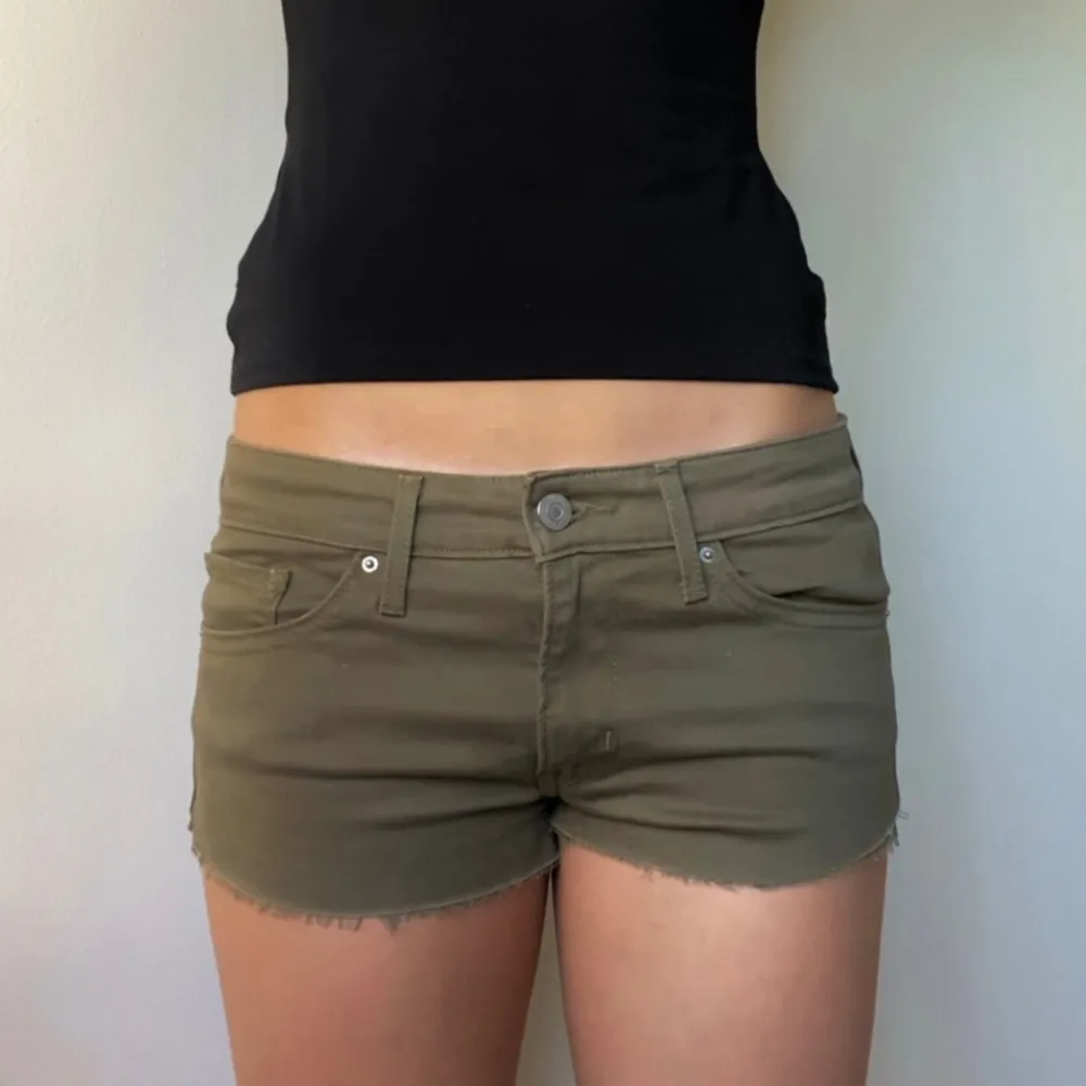 Säljer dessa gröna shorts i storlek 27. Jättefint skick, säljs för 139kr!. Shorts.