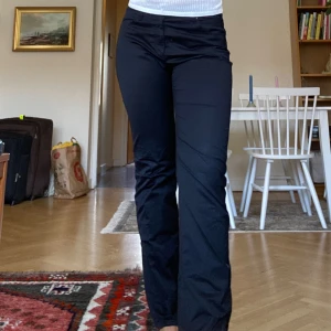 Svarta jeans - Svarta jeans från Armani Jeans. Mycket bra skick och långa i benen!