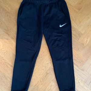 Nike mjukisbyxor - Ett par mjukisbyxor ifrån Nike. Storlek L. Loggan är något sliten (se bild 2) men utöver det är dom i fint skick!