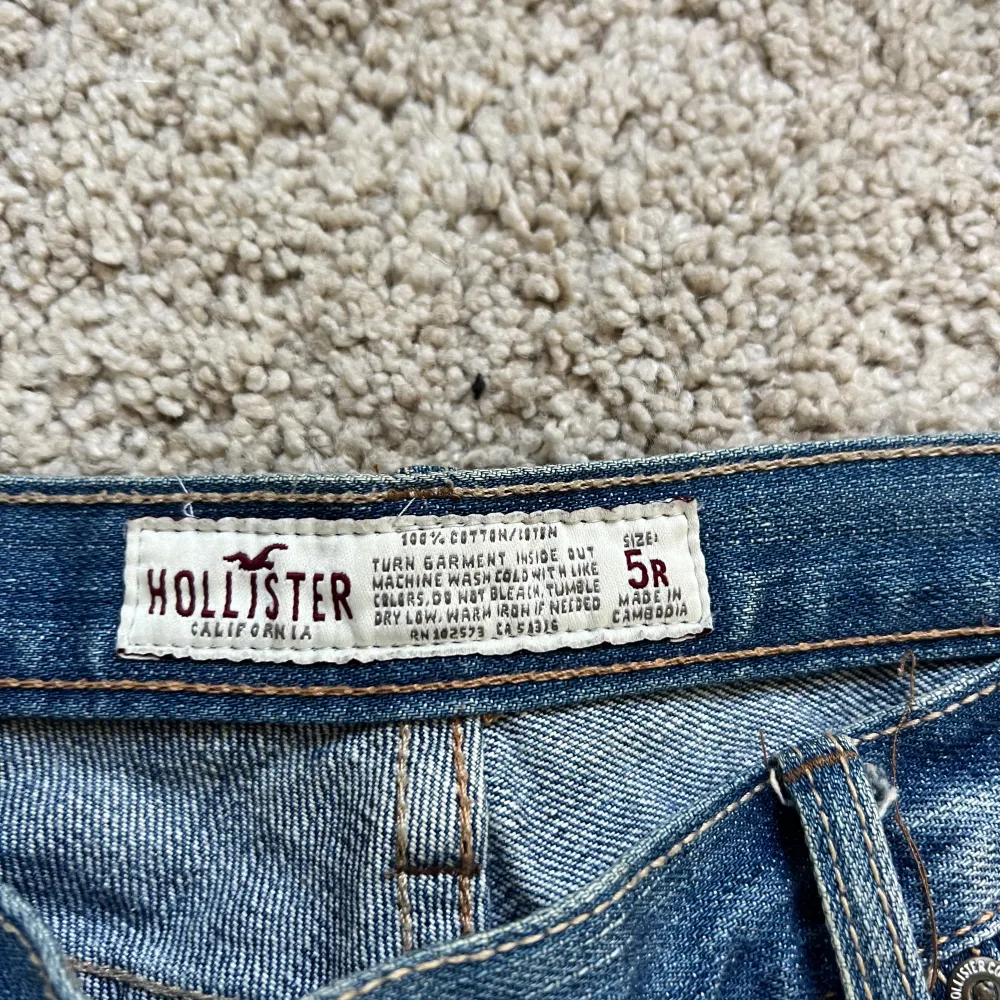 Lågmidjade jeans från Hollister som knappt är använda då dom är lite för stora för mig. Jeans & Byxor.