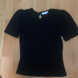 Vila blus  - Säljer min spets topp från vila som passar till fest eller vadsom ❤️ fint skick då jag inte har använt den så mycket 💕köpt på Zalando 