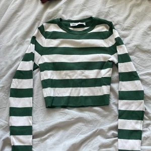Long sleeve crop top - Green and white stripes