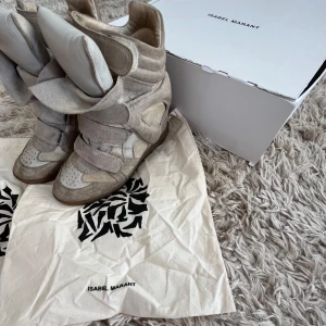 Isabel marant sko - Säljer mina älskade isabel marant skor i en ljus beige färg storlek 38! ⭐️Sparsamt använda och superfint men lite använt skick, dock mest på insidan vilket man inte alls lägger märke till på utsidan! Kom med prisförslag🥰
