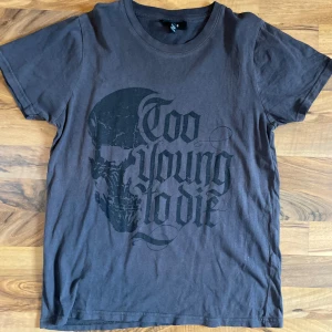 t-shirt med dödskalle  - köpt från new yorker i storlek xs. väl använd men fortfarande i bra skick! mörkgrå/mörklila. hör av dig vid frågor :) 