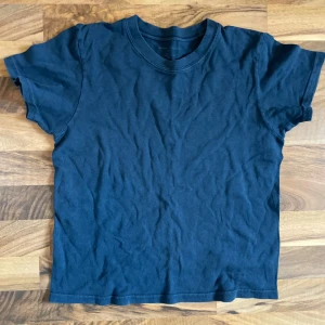 mörkblå brandy melville t-shirt  - en kort mörkblå tröja från brandy melville, men köpt här på plick så har använts väl av både mig och dens förra ägare! one size men sitter som xs-s. hör av dig vid funderingar! 