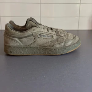 Reebok Club C 85 - Reebok | Club C 85 | olive green  Storlek: 41  Färgen är slut sålda över allt  Hör av dig vid fler frågor!