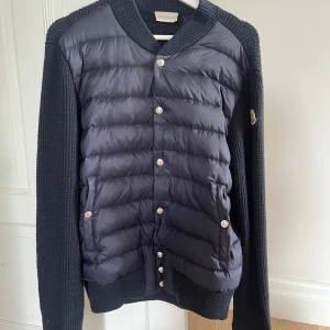 Monclare cardigan navy  - Heej! Säljer en av mina favorit jackor då den är lite stor för mig💕 Köpte här på plick. Pris kan diskuteras❤️ Hör av dig för fler bilder eller frågor 