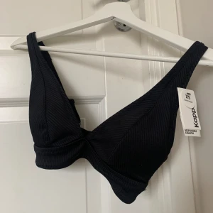 Svart bikinitopp - Säljer denna helt nya bikinitoppen som fortfarande har prislappen kvar 
