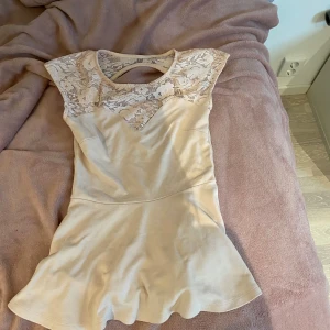 Ljus rosa top - Fin ljus ros top. Lapparna e borta men oassar en tjej med ca 158-164 i storlek  Bra skick