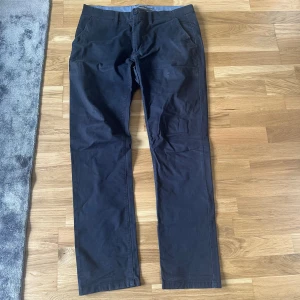 Blåa chinos - Säljer blåa chinos för att de är för små! Är väldigt bekväma och sitter bra. Köpte men använde dem endast ett par gånger, är som nya! Skick: 9/10 Pris kan diskuteras!