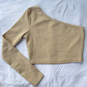 One shoulder topp - One shoulder topp beige från PrettyLittleThing! Aldrig använd!