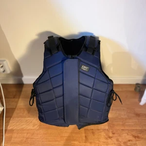 CRW ridväst - En helt ny ridväst från hööks i storlek XS, använd ca 4 gånger men säljer nu pga att jag använder en annan. Nypris på den är 1000 kr, skicka pm för mer bilder! Har flera 💘
