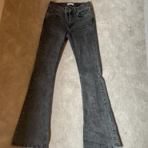 Gina jeans - Fina gina jeans använt flitigt men inga håll eller slitningar så i bra skick❤️skulle dock säga att storleken gått ner till 34 så om man har 34 i jeans så kommer dessa funka❤️