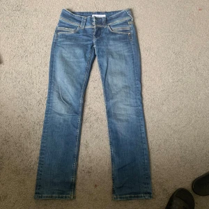 Pepe jeans  - Säljer dessa as snygga Pepe jeans då de inte kommer till användning längre💕 köpta för 1000 säljer för 550 kan tänka mig att gå ner i pris💕 passar mig som är 160💕 har en defekt som inte syns på utsidan kom privat för bilder💕