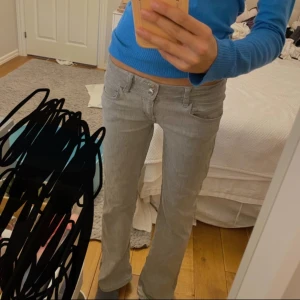 🪩Low waist jeans🪩 - Har detta jätte snygga low waist flare jeans ifrån gina tricot. Men är tyvär lite för korta för mig. Är i jätte bra skick och har bara andvänts ungefär 5 gånger. Ingenting fel på jeansen.  Köpt för 350 kr på gina Young!🥰💕 Pris kan  diskuteras.
