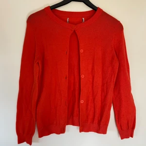 Orange kofta - Tunn kofta i stark orange färg🧡 Färgen är mer som på andra bilden