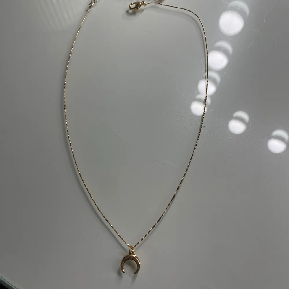 Hej! Säljer detta super fina halsband ifrån h&m. Det är en slags ”hårdare” kedja på halsbandet ❤️. Accessoarer.