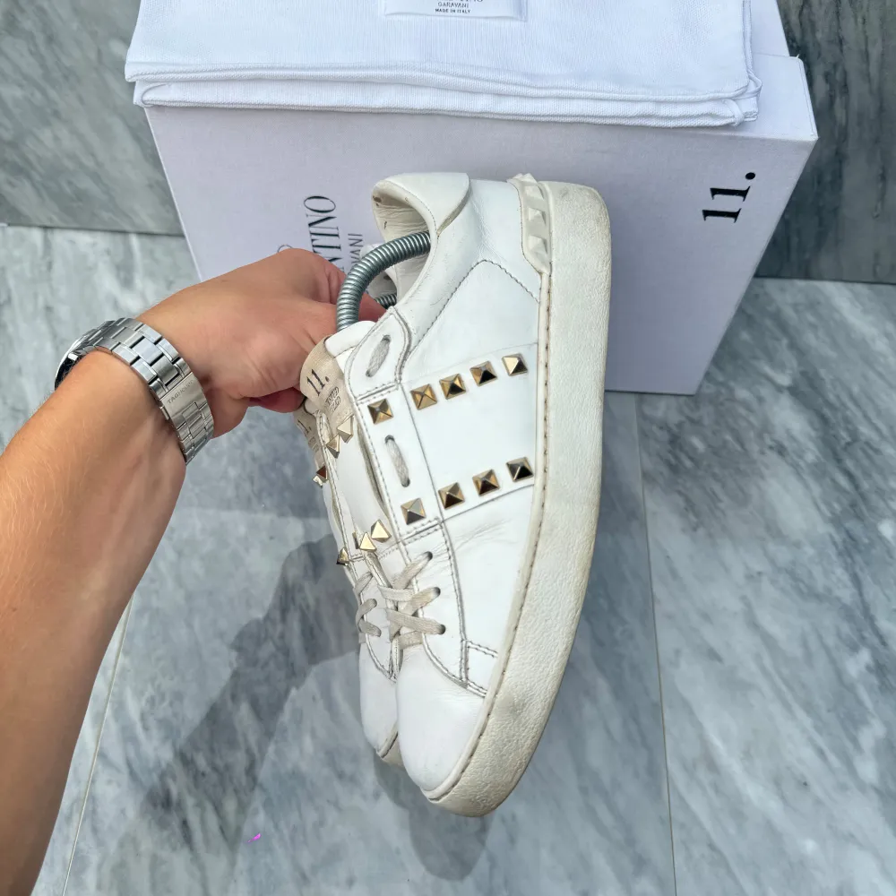 Valentino Rockstud sneakers | Jättefint skick | Sitter 0,5 storlek större | Nypris: 6499 kr | Ingår: Valentino kort | Frakt spårbart via Postnord eller Instabox, där köparen betalar | Tveka inte att höra av dig vid frågor📩. Skor.