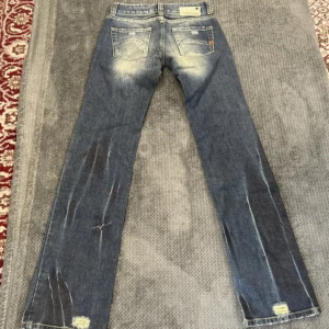 Lågmidjade jeans - Säljer dessa jeans som är helt oanvända och med lappen kvar, har ej kommit till användning därför jag säljer. 