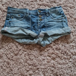 Low waist jeansshorts - Jättesnygga jeansshorts från lab industries. Säljer pga dålig användning. Endast använda 2-3 gånger. Inga defekter