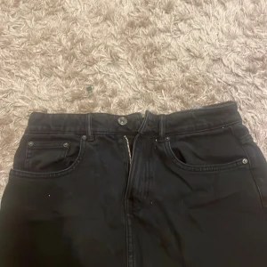 svart jeanskjol - snygg svart jeans kjol