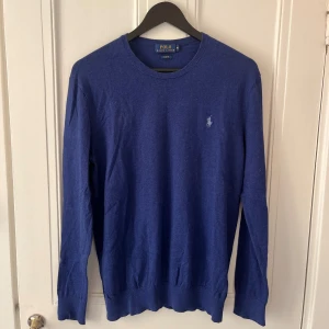 Ralph Lauren kashmirtröja M - Ralph lauren kashmirtröja i färgen marinblå blå. 15% Kashmir och i storlek M Nyskick, inga skavanker. Köp för endast 599kr🤘