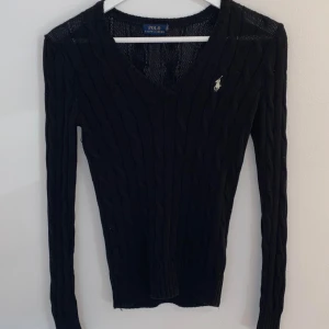 Ralph Lauren tröja - Säljer min raplh lauren tröja pga kommer aldrig till användning. Nypris 2300kr. Dm för fler bilder💕