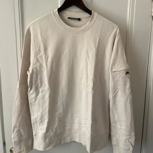 J.lindeberg tröja M - Mycket fin vit tröja från j.lindeberg. Felfri förrutom en pytteliten fläck på ena armen. Nypris 1299kr, köp för endast 249kr