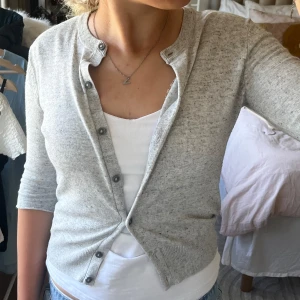 grå kofta - söt grå kofta från H&M, använd fåtal så fint skick! Säljer för den inte kommer till användning längre. Jag har klippt armarna själv💓