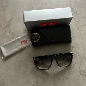 Rayban solglasögon  - Säljer dessa Ray-ban boyfriend pågrund av de ej kom till användning. De är i nyskick 10/10. Storlek 60. Fodral och alla andra tillbehör tillkommer vid köp.  Hör av dig vid funderingar eller bättre bilder! 