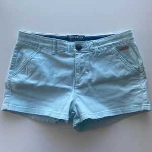 Turkosa shorts🩵 - Jag säljer ett par jätte fina turkosa shorts!dem har bara använts ett par gånger men är i fint skick! Shortsen är i storlek S!