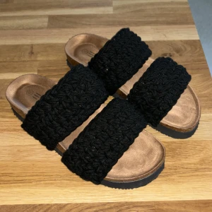 Svarta tofflor  - Säljer mina svarta tofflor, använda 1-3 ggr, som nya 