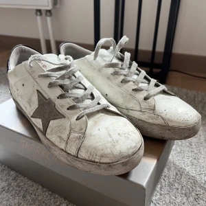 Golden Goose - Använda ett fåtal gånger smugset går att få bort utan problem, skoboxen och påsen finns kvar i skoboxen 