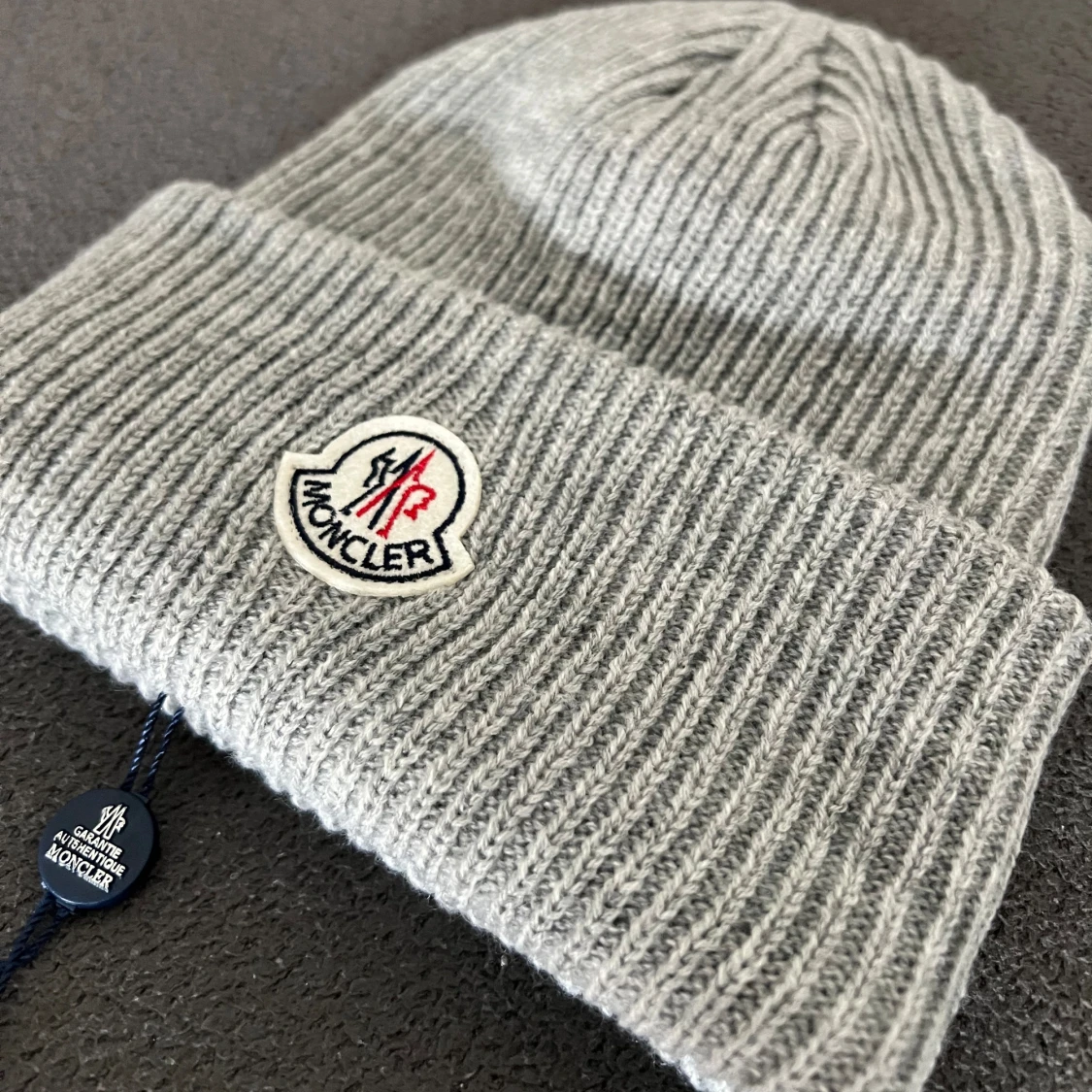 Grå ribbad mössa från Moncler