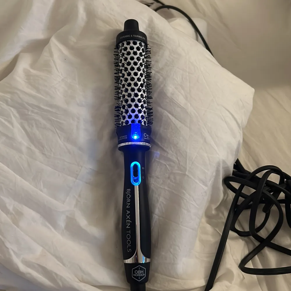 Säljer en Björn Axén Tools värmeborste med keramisk och tourmaline beläggning. Den har en integrerad joniseringssystem och en blå LED-indikator. Perfekt för att skapa volym och lockar i håret. Använd några gånger men i bra skick.. Asusteet.