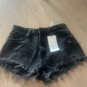Zara shorts - Trendiga zara shorts, nya med prislapp. Ordinariepris: 330kr