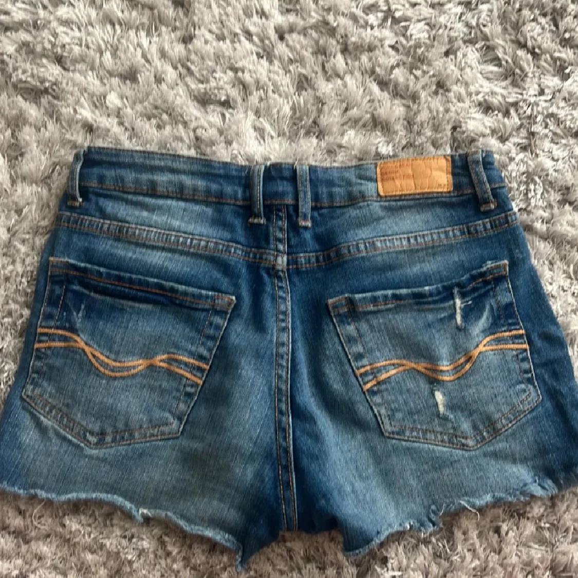 Blå jeansshorts med slitningar - 90