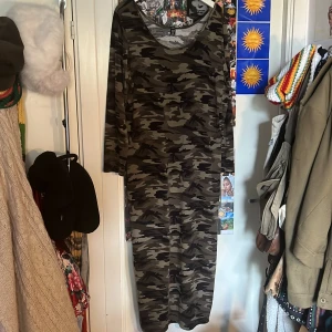 Militär klänning - En militär klänning i storlek 4xl, skicka meddelande vid intresse:)