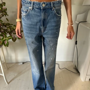 Jeans  - Coola jeans med färg detaljer, använd max 2 gånger 