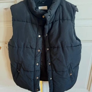 Dunväst - Säljer min NEO NOIR dunväst🩷 Inga defekter! Köpt för ca 1000 för ett tag sedan men säljer för endast 300kr inklusive frakt! 